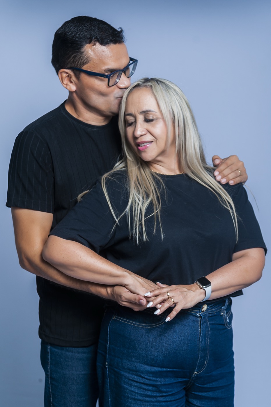Davi Rocha ao lado da esposa, em momento de carinho